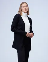 Cardigan abierto de tejido acanalado, con mangas largas y diseño de corte recto. Confeccionado por la marca Rio & Rian.