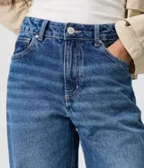 Pantalón de jean premium de tiro medio con corte wide leg, de color azul, con pretina con pasacintos y bolsillos funcionales.