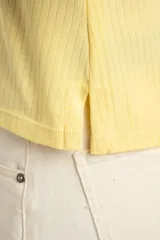 Musculosa lila de punto canalé con volados en los hombros.