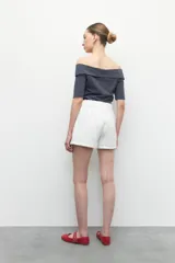 Short de tiro alto color azul marino, confeccionado en tejido tweed, con dos bolsillos frontales y cintura elástica.