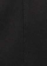 Pantalon skinny de tiro medio, confeccionado en tejido elástico con cintura con goma elástica y diseño entallado.