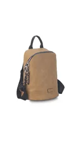 Mochila de tamaño mediano confeccionada en símil cuero color suela, con cierre principal de gran capacidad, asa de mano superior y correas regulables. Incluye bolsillo oculto en la parte trasera y detalles metálicos.