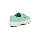 Championes de lona color aguamarina con cordones, suela de goma blanca y detalle de marca en el lateral.