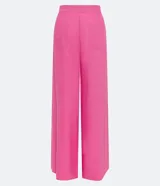 Pantalón modelo pantalona de corte amplio, confeccionado en una mezcla de viscosa y lino. Presenta cintura con botón, cierre de cremallera y bolsillos laterales.