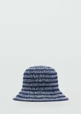Sombrero tipo bucket tejido a crochet, con diseño a rayas horizontales en tonos de azul.