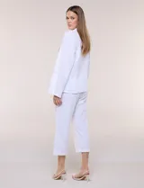 Chaqueta de algodón verde militar, marca Dash, con bolsillos simulados en el frente y terminaciones desflecadas.