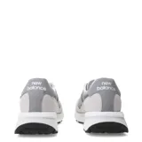 Championes New Balance modelo U370, de estilo retro y perfil bajo. Presentan un diseño en tonos grises, combinando paneles de malla textil con refuerzos de gamuza. Incluyen el logo característico en los laterales, cierre mediante cordones y una suela de goma con entresuela blanca.