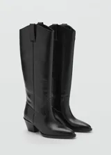 Bota de caña alta estilo cowboy confeccionada en piel bovina, con punta fina y tacón rectangular de 5 cm.