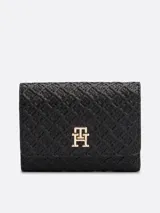 Billetera Tommy Hilfiger negra con diseño plegable en tres partes y monograma TH en bajo relieve. Cuenta con cierre de solapa con botón a presión, compartimento interior para billetes y múltiples ranuras interiores para tarjetas.