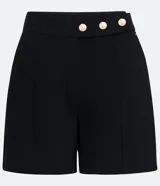 Short negro de sastrería con cintura alta, bolsillos laterales y cierre frontal con botones dorados.