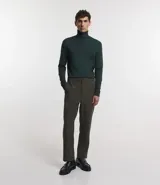 Buzo de corte slim con cuello alto y mangas largas, confeccionado en tejido de punto liso.