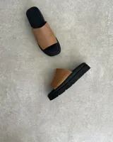 Sandalias negras con diseño de piel de serpiente y plataforma.