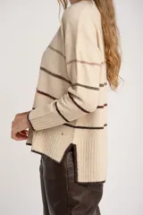 Sweater de punto con diseño de rayas horizontales en tonos neutros, cuello redondo, manga larga y puños acanalados.
