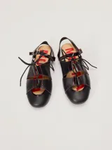 Sandalias planas tipo slingback de cuero marrón, con diseño delantero calado, cierre de cordones y tira trasera ajustable con hebilla.