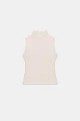 Camiseta sin mangas de corte ajustado con cuello subido, confeccionada en tejido liso de color marrón.