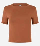Blusa básica de cuello redondo y manga corta con detalle de dobladillo plegado. Confeccionada en tejido de viscosa con spandex, ofrece un ajuste cómodo y versátil.
