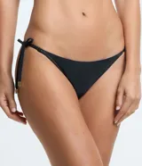 Bombacha de bikini negra con lazos laterales ajustables y detalles de pespuntes contrastantes. Cuenta con herrajes metálicos dorados en los extremos de los lazos.
