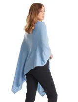 Poncho tejido de punto con diseño asimétrico y aberturas laterales para los brazos.