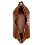 Bolso de hombro Guess modelo Amorette, color marrón coñac, con diseño fruncido y detalles metálicos dorados. Presenta el logo de la marca en relieve en el frente.