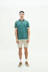 Polo de manga corta color verde con cuello clásico con cierre de cremallera.