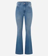 Pantalón flare de jeans con elastano, tiro alto, bolsillos delanteros y traseros, cierre con botón y cremallera, trabillas en la cintura.