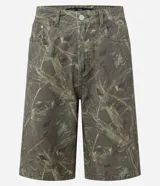 Bermuda de corte baggy confeccionada en sarga de algodón con estampado camuflado. Presenta cintura con trabillas, cierre frontal tradicional y bolsillos funcionales en la parte delantera y trasera.