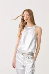 Musculosa plateada de lino metalizado con cuello redondo y sisas amplias.