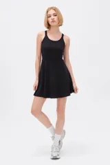 Vestido corto negro de poliamida, con diseño al cuerpo, breteles finos regulables y escote profundo.
