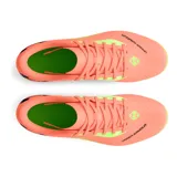 Championes de fútbol Under Armour Shadow Select 2 FG, con diseño en color naranja vibrante y suela verde lima. Presentan parte superior sintética suave, cierre con cordones, plantilla de EVA para mayor comodidad y suela de TPU con tacos cónicos para una tracción óptima.