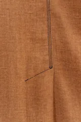 Tapado largo color blanco, de lino y algodón, con cuello en V abierto y sin cierre.