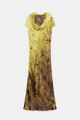Vestido largo de viscosa ZW Collection con estampado degradado en tonos amarillo y marrón, con diseño de flores oscuras, cuello drapeado y manga corta.
