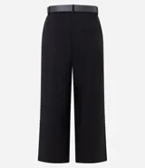 Pantalón de sastrería negro, modelo cropped de corte recto y tiro alto. Presenta pinzas frontales, bolsillos traseros y se incluye un cinturón de cuero sintético con hebilla metálica.