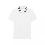 Remera polo de hombre marca Lacoste, color blanco, confeccionada en tejido piqué de algodón. Cuenta con mangas cortas, cierre frontal con botones y cuello camisero con el nombre de la marca estampado en letras negras.
