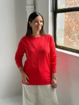 Sweater de punto color rojo con diseño de rombos en relieve, cuello redondo y mangas largas con puños acanalados.