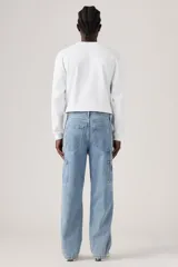 Jeans Levis modelo 568 Loose Straight Carpenter de calce holgado y recto, color azul claro con lavado desgastado, tiro medio y estilo carpintero con bolsillos laterales utilitarios.