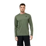 Remera deportiva verde militar de manga larga, con logo de New Balance estampado en negro en el pecho.