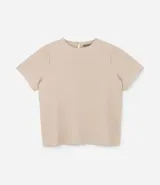 Blusa de manga corta color beige, confeccionada en tela texturizada. Presenta cuello redondo con detalle de pespuntes y cierre trasero con botón en forma de lágrima.