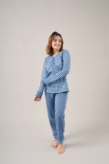 Pijama largo celeste con estampado de ondas horizontales en azul y blanco. Camiseta de manga larga con cuello en V abotonado y pantalón con puños.