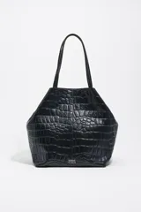 Bolso shopper grande Bimba Y Lola de piel vacuna roja con grabado efecto cocodrilo, doble asa de hombro y logo metálico frontal.