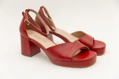 Sandalias negras de cuero con plataforma y taco ancho.