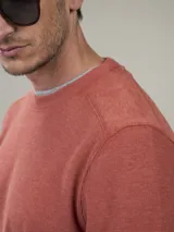 Buzo de cuello redondo confeccionado en fleece color ladrillo (60% algodón, 40% poliéster).