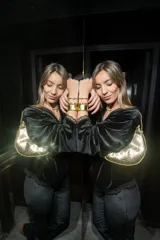 Pulsera rígida dorada, tipo brazalete, hecha en bronce.