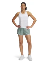 Shorts deportivos de running con diseño 2 en 1, que incluye un pantalón corto exterior ligero de color verde y un short de compresión interior integrado. Posee cintura elástica con cordón, paneles de malla para ventilación y bolsillo lateral con cremallera.