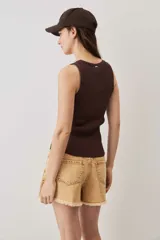 Musculosa blanca de corte clásico, con escote redondo y tirantes anchos.