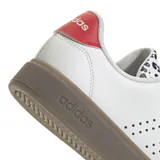 Championes Adidas Advantage 2.0 W, color blanco con detalles de estampado animal print en el cuello y la lengüeta, y detalles en rojo en el talón. Presentan las tres tiras características de Adidas perforadas en el lateral y suela color caramelo.