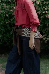 Camisa de algodón color bordó, con cuello alto tipo mao, mangas largas con puños elásticos y detalle de bordado en el pecho.