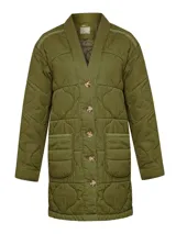Chaqueta verde militar RKF modelo Malawi, de calce holgado, diseño acolchado con costuras curvas, cuello en V y cierre frontal con botones. Cuenta con bolsillos frontales aplicados y forro interior.