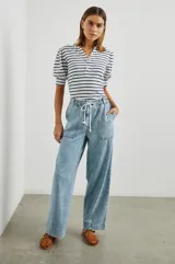 Pantalón de jean celeste de corte holgado, con cintura elástica ajustable con cordón, bolsillos laterales y traseros.