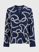 Blusa vaporosa Tommy Hilfiger de color azul marino con estampado integral de cuerdas blancas de estilo marinero. Presenta cuello en V con cordones para anudar, mangas largas con puños abotonados y corte regular.