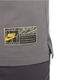 Musculosa Nike reversible de color gris con estampado gráfico dorado en el pecho y etiqueta decorativa en el borde inferior.